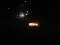 Göstericiler gece yarısı yol kapattı