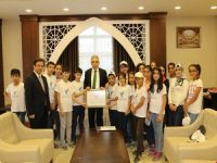 Kamptan dönen öğrenciler Vali Toprak'ı ziyaret etti!