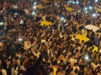 İran, Referandum'u kutlayanları tutukluyor!