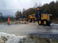 Dere taştı, Yollar kapandı! Vatandaşlar mahsur kaldı
