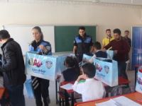 Hakkari polisi 400 öğrenciye bot ve mont dağıttı