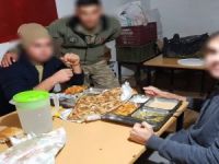 Başkan'dan askerlere etli ekmek!