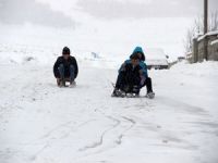 Yollar kapandı, çocuklar karın tadını çıkardı