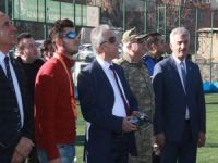 Vali Toprak model uçak uçurttu!