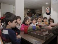 Hakkarili minik öğrenciler Ebru sanatı öğreniyor!
