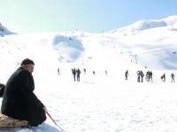 Vatandaşlar kayak merkezine akın etti