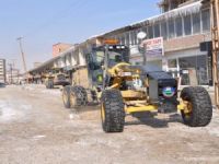Yüksekova çarşısı kardan temizleniyor