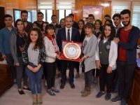 Tiyatro topluluğundan Başkan Epcim'e plaket