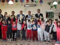 Anaokulunda öğrencilere kuru üzüm dağıtıldı