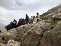 Kayalıklardan düşen kadını asker kurtardı!
