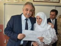 Vali Toprak okulları ziyaret etti karne dağıttı