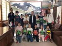 100 çocuk 100 basketbol topu