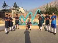 Futbol tutkunu gençlere malzeme desteği