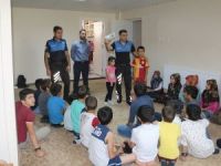 Hakkari polisi çocuklara boğulma eğitimi verdi