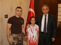 Vali Toprak, dünya şampiyonu Tatlı'yı ödüllendirdi