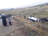 Minibüs şarampole devrildi: 21 yaralı