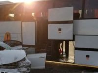 Otomobil tur otobüsüne çarptı: 5 yaralı