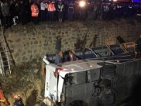 Otobüs su kanalına devrildi: 8 ölü, 28 yaralı