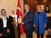 Fuar birincisi Adıyaman ödülünü Vali Toprak’tan aldı