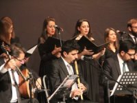 Omar Türk Müziği Hakkari’de konser verdi
