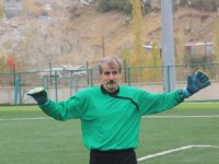 59 yaşındaki kaleci gençlere taş çıkarttı