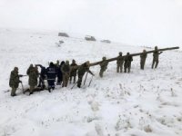 Başkale'de kar yağışı ve fırtına ekili oldu