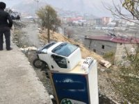Kamyonet istinat duvarında asılı kaldı