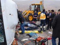 Cenaze taşıyan midibüs devrildi: 4 ölü, 15 yaralı