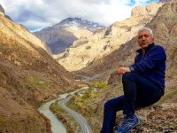 Yaz kar kış demeden Hakkari’yi tanıtıyorlar