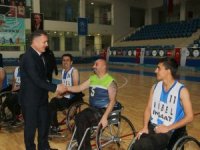 Vali Akbıyık, engelliler basketbol maçını izledi