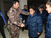 Hakkari polisinden sporculara giyim yardımı