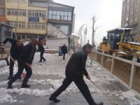 Hakkari’de kar, buz kütleleri temizlendi!