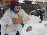 Hakkari'de kar yağışı hayatı olumsuz etkiledi