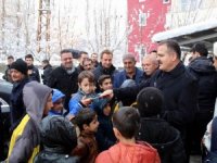 Vali Akbıyık, öğrencilerle kitap hediye etti