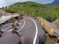 Mersin'de yol çöktü
