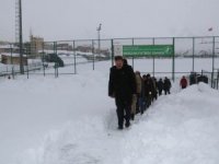 Vali Akbıyık, futbol sahasında incelemelerde bulundu