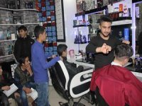 Hakkari'de öğrenciler bedava tıraş edildi