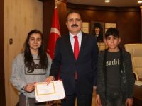 Vali Akbıyık, başarılı öğrenciyi ödüllendirdi