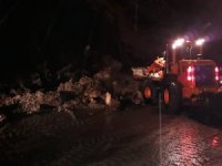 Hakkari-Van karayoluna dev kayalar düştü
