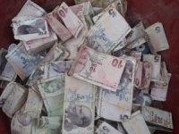 Çöp evden mermilerle yüzlerce para çıktı