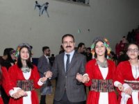 Vali Akbıyık, halk oyunları ekipleri ile halay çekti
