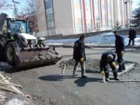 Hakkari’de tahrip olan yollar onarılıyor