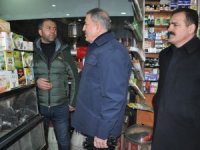 Bakan Akar'dan Yüksekova'da esnaf ziyaret