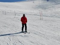 Vali Akbıyık vatandaşlarla birlikte kayak yaptı