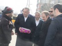 Ak Partili Külünk, vatandaşlara çikolata ikram etti