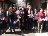 Eşbaşkan adayı Ataş kadınlara karanfil dağıttı