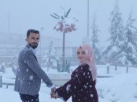 Nikah fotoğraflarını kar altında çektirdiler