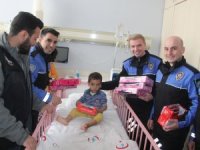 Hakkari polisi sevindirmeye devam ediyor