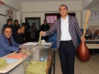 Türkücü Aydın Aydın, oy kullanmaya sazı ile geldi