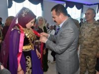 Vali Akbıyık, Çiftçi ailesinin düğün törenine katıldı